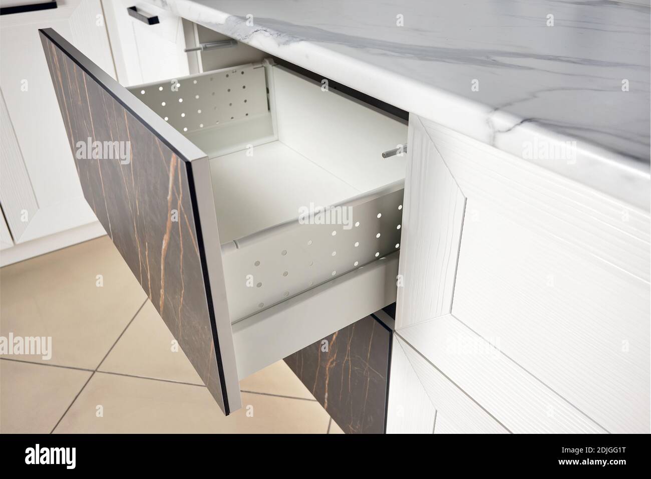 Küchenschrank Tür Schublade Seitenansicht mit Soft Quiet Closer Dämpfer  Puffer Kissen, Lösung zu verlangsamen Schließwirkung des Schranks, Schrank  Stockfotografie - Alamy