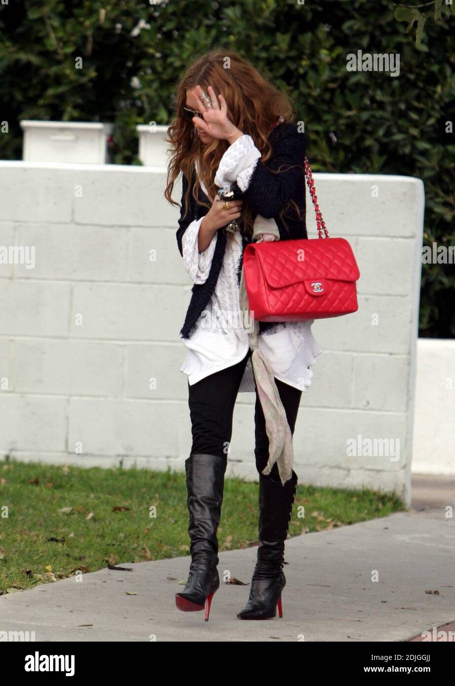 Mary-Kate Olsen, die ein Paar schwarze Stiefel mit hohem Absatz trägt, hält mit ihrem Beau im Urth Cafe zum Mittagessen und geht dann zum Ralphs Supermarkt, um einen Strauß auf Rosen zu holen. Los Angeles, Ca. 1/25/06 Stockfoto