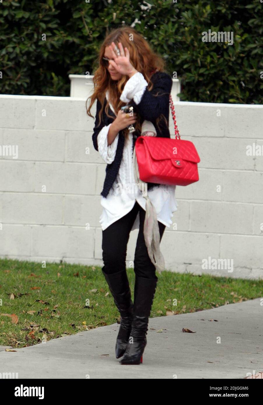 Mary-Kate Olsen, die ein Paar schwarze Stiefel mit hohem Absatz trägt, hält mit ihrem Beau im Urth Cafe zum Mittagessen und geht dann zum Ralphs Supermarkt, um einen Strauß auf Rosen zu holen. Los Angeles, Ca. 1/25/06 Stockfoto