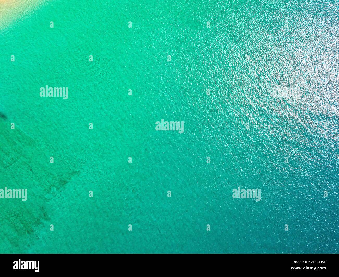 Luftaufnahme eines Meeresbodens von oben gesehen, Atlantik, tropisches Klima. Transparentes Wasser, Sand. Strand Las Conchas, La Graciosa, Lanzarote, Spanien Stockfoto