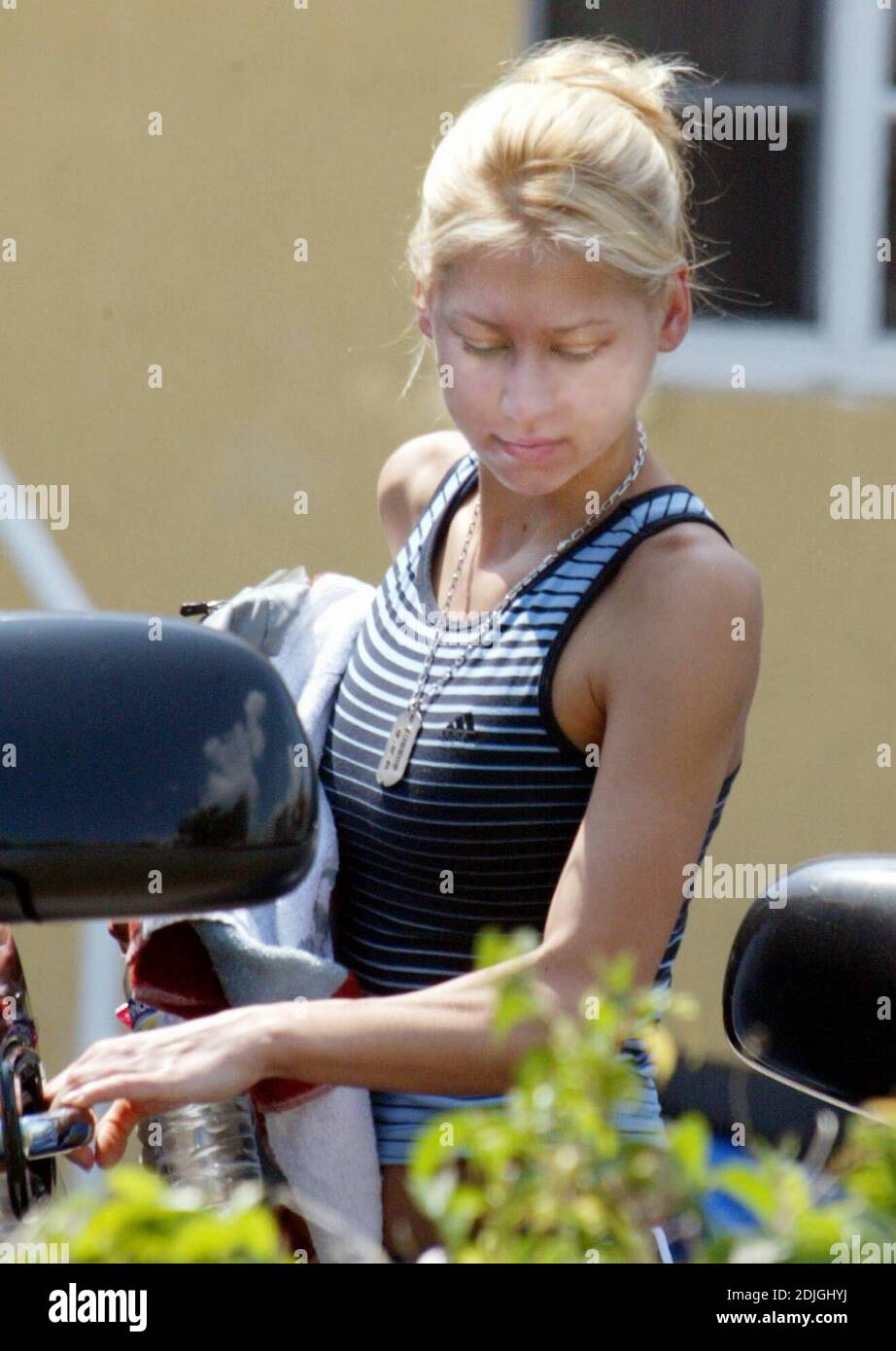 Exklusiv Anna Kournikova Arbeitet Auf Miami Beach Fl Moglicherweise In Vorbereitung Fur Das Bevorstehende Nasdaaq Turnier 03 19 06 Stockfotografie Alamy
