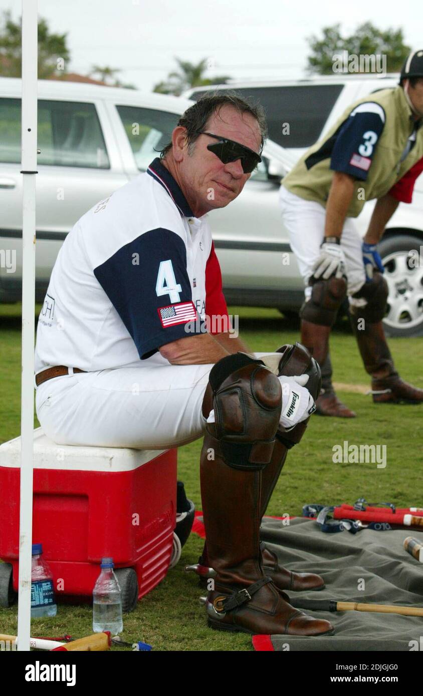 Tommy Lee Jones nimmt am Palm Beach Polo Turnier mit Frau Dawn, Palm Beach, FL 1/28/06 Teil Stockfoto