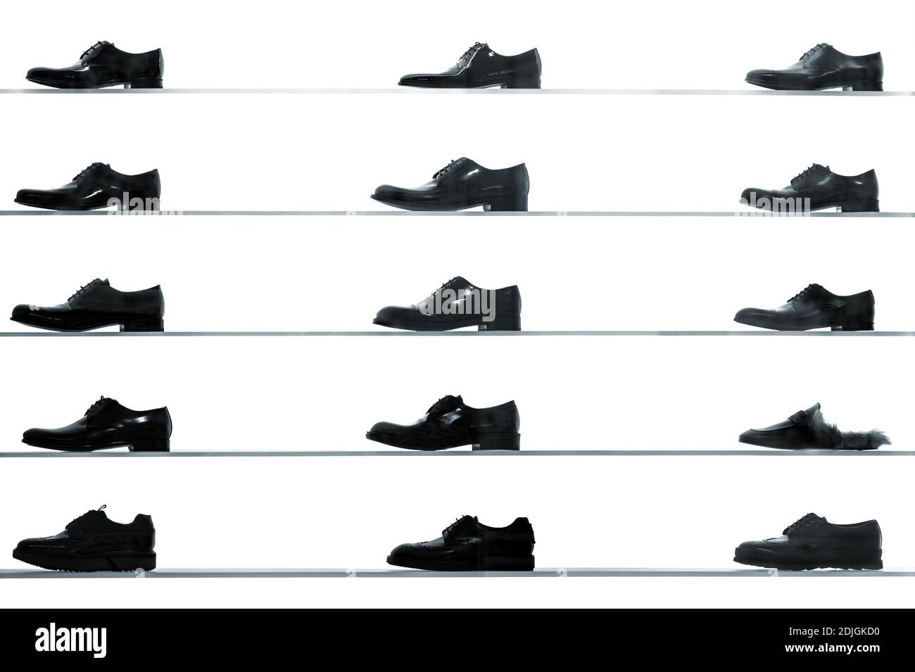 Männer Schuhe shop Regale angezeigt zurück gegen lit weißen Hintergrund. Hoher Kontrast schwarz und weiß abstrakten Bild Stockfoto