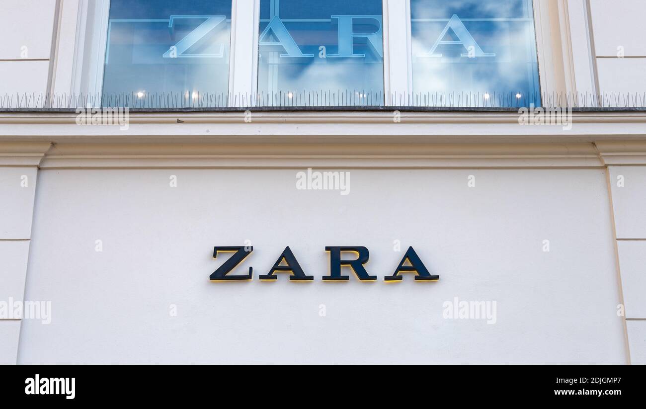 Ein Bild des Zara-Logos vor einem der Bekleidungsgeschäfte. Stockfoto