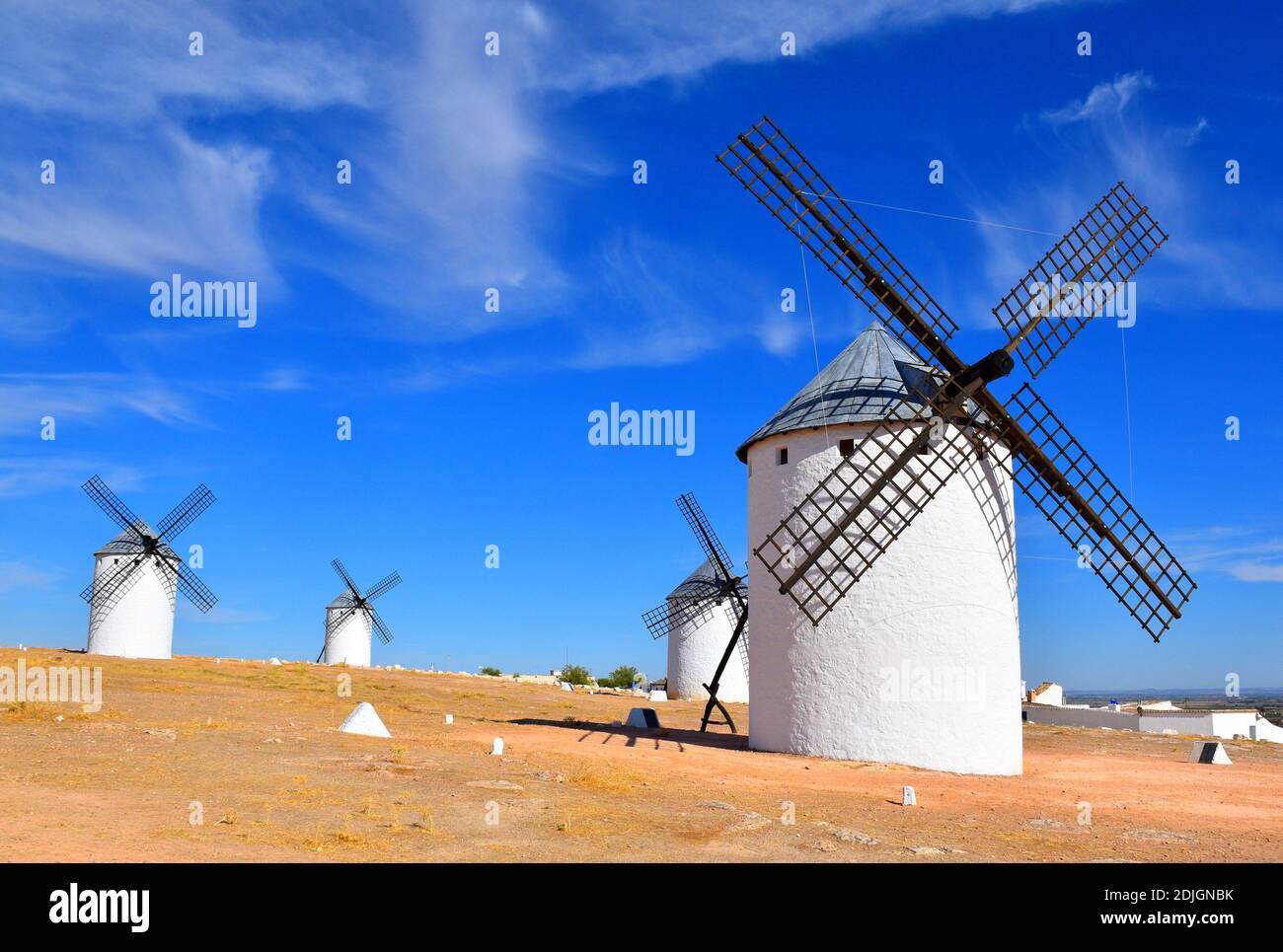 Vier Windmühlen in sonnigen Tag und dunkelblauen Himmel. Campo de Criptana. Stockfoto