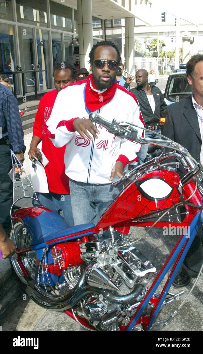 Exklusiv!! Wyclef Jean of the Fugees kommt mit seinem eigens gebauten Spiderman Chopper im Verizon Wireless Downtown Miami, um nach seiner Premiere der Fugees New Single eine improvisierte Performance zu geben. 03/30/06 Stockfoto