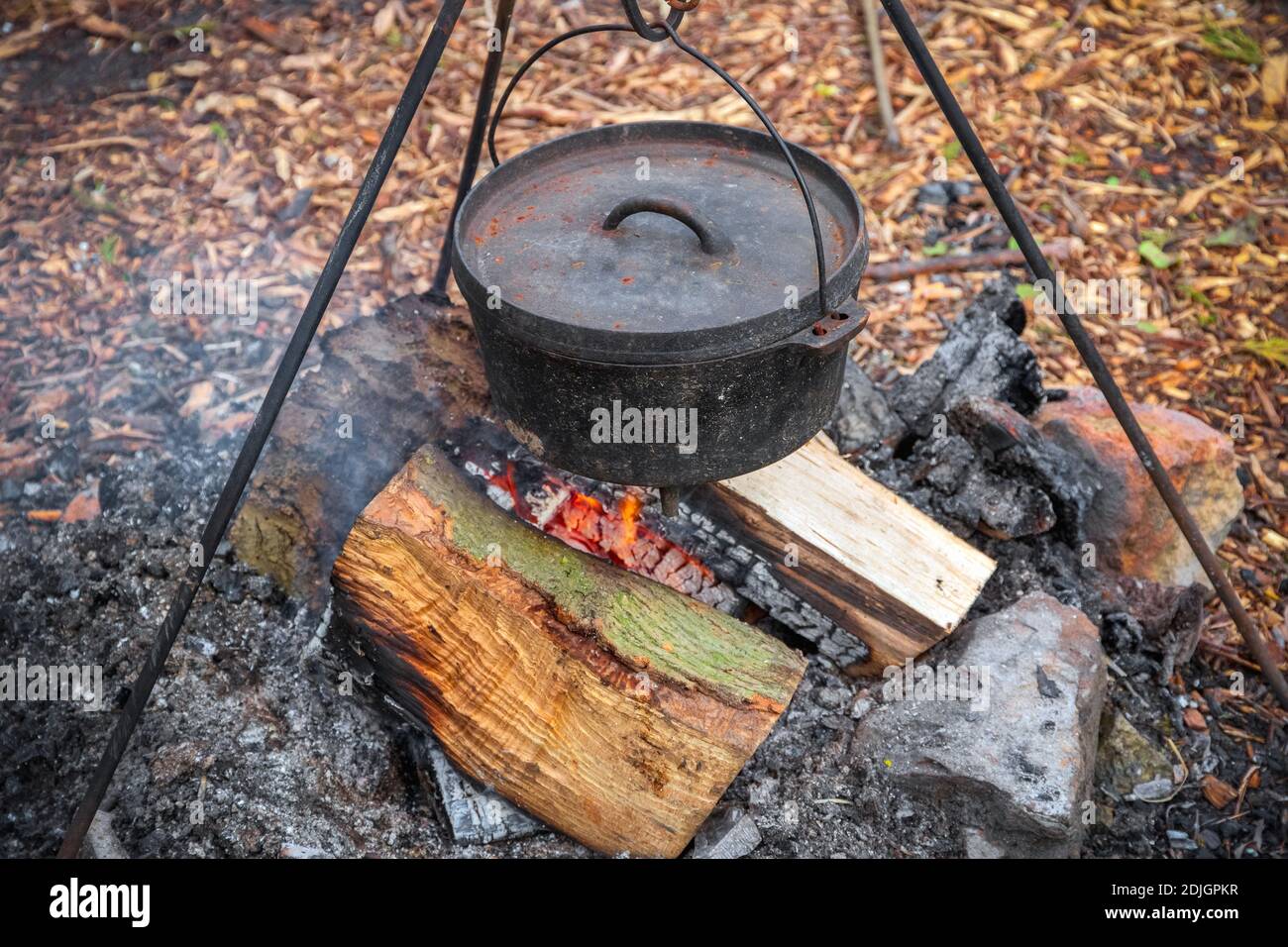 Kochen in einem Kessel über Lagerfeuer in England Stockfoto