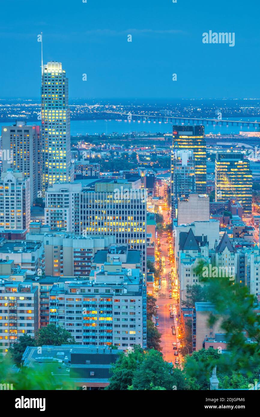 Beleuchtete Wolkenkratzer im Finanzviertel der Innenstadt von Montreal, Quebec, Kanada bei Nacht. Stockfoto