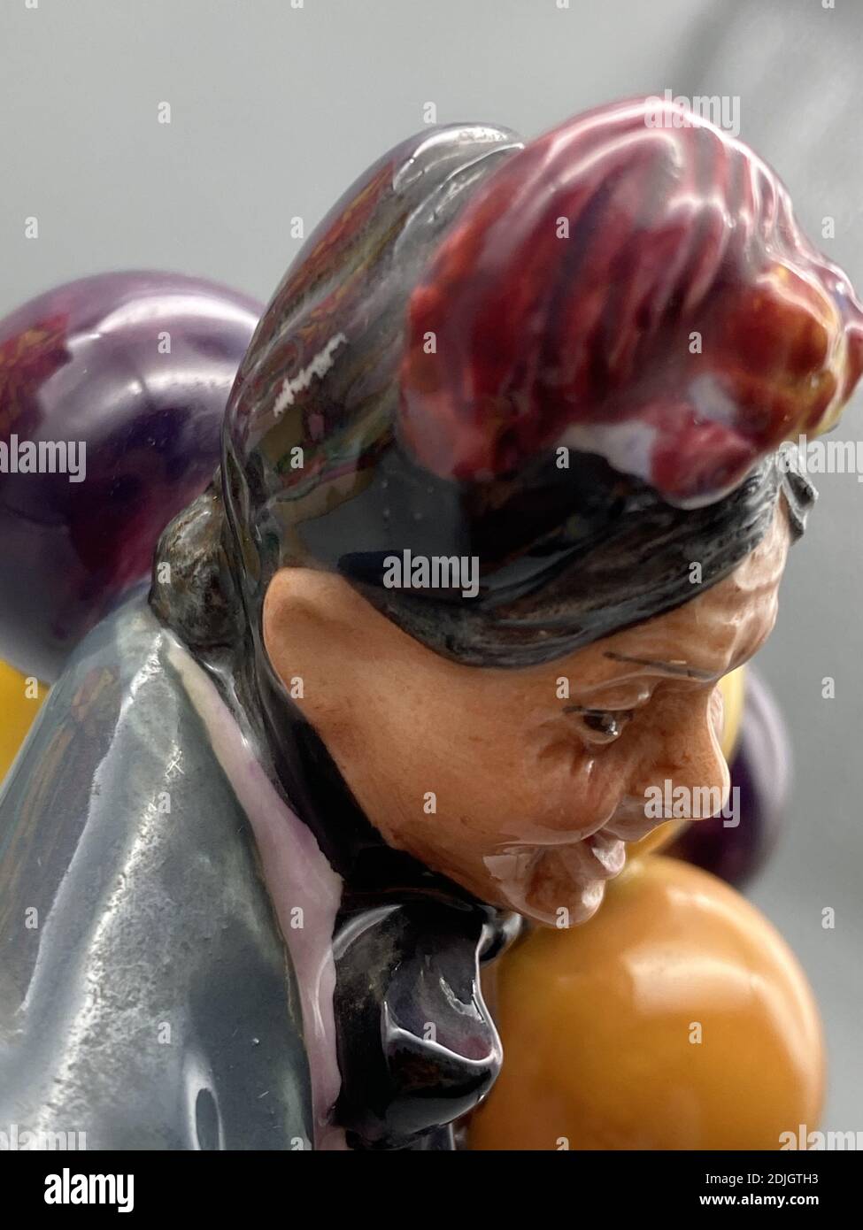 Eine vertikale Aufnahme einer alten Frau Porzellanfiguren Gesicht Stockfoto