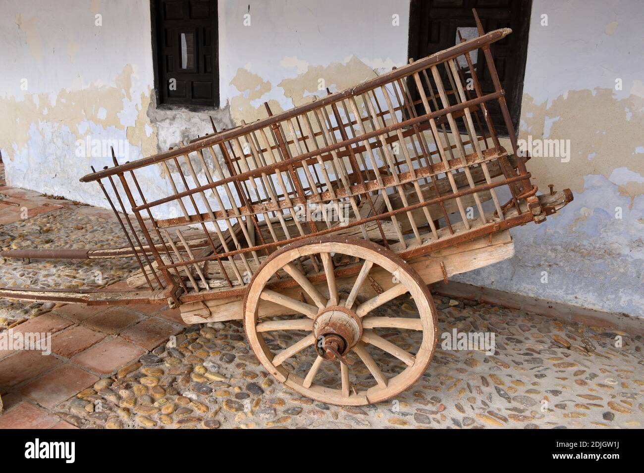 Zweirädrige antike Kavalleriewagen oder Anhänger, aus Holz und Eisen gebaut. Stockfoto