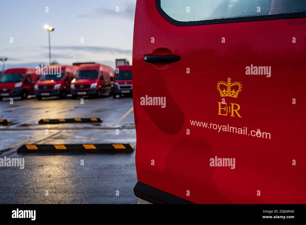 Royal Mail rote Lieferwagen, britische Post und Kurierdienst, Pakete und Briefe Lieferung Stockfoto