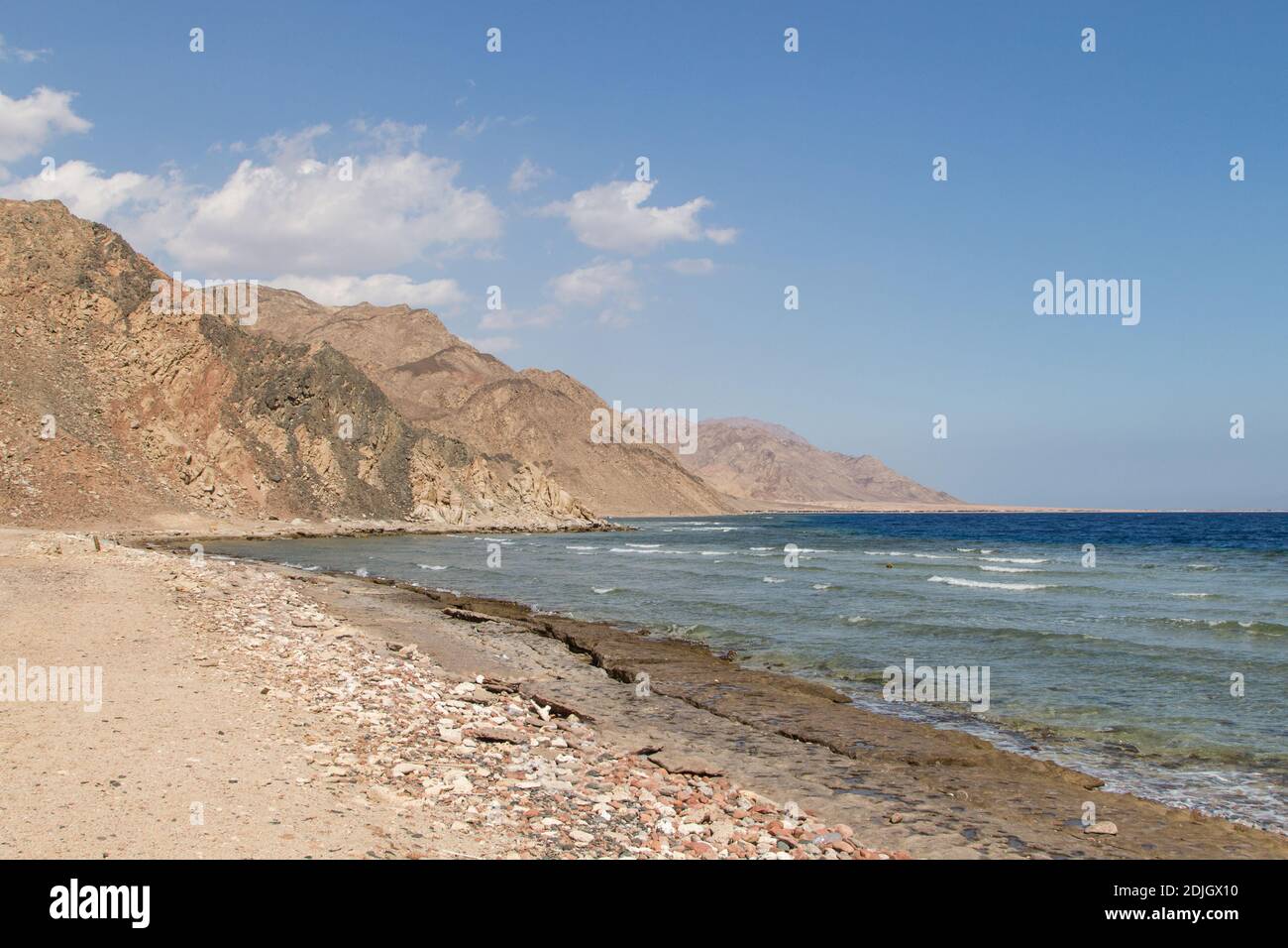 Die Küste des Roten Meeres und die Berge im Hintergrund. Ägypten, die Sinai-Halbinsel, Dahab. Stockfoto