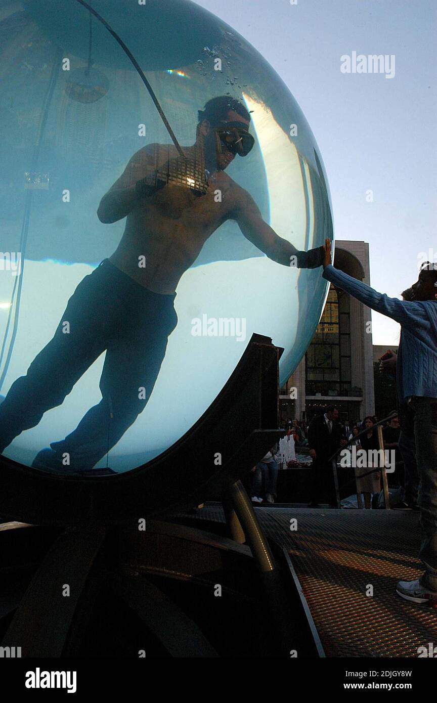 David Blaine taucht sich eine Woche lang in 2,000 Gallonen Salzwasser im Lincoln Center Plaza ein, bevor er für einen Weltrekord in Atem hält. Sein atemberaubendes Finale wird am 8. Mai live im Rahmen eines zweistündigen ABC-Specials mit dem Titel 'Throwned Alive' übertragen. Lincoln Center - New York, NY 5/4/06 Stockfoto