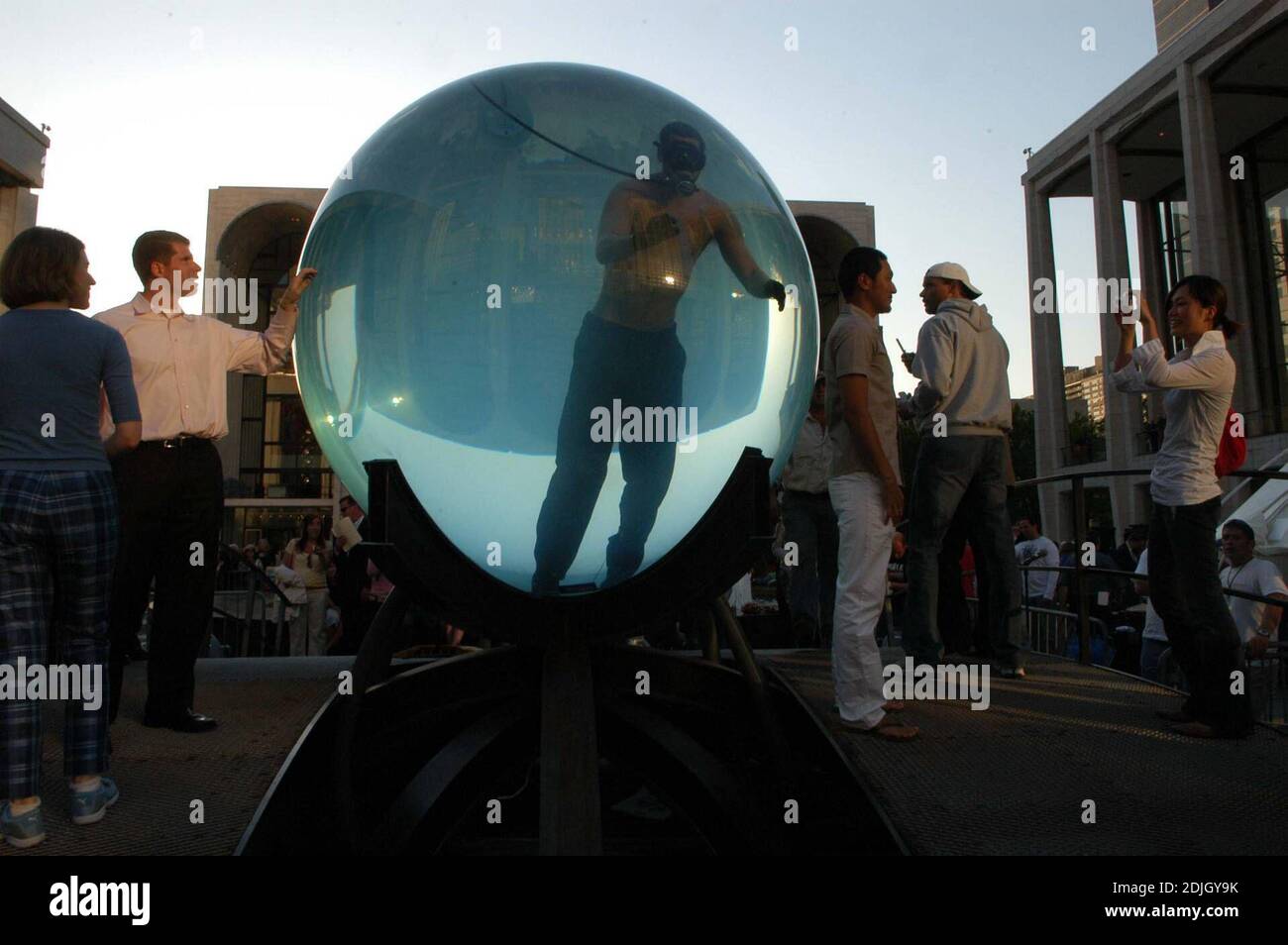 David Blaine taucht sich eine Woche lang in 2,000 Gallonen Salzwasser im Lincoln Center Plaza ein, bevor er für einen Weltrekord in Atem hält. Sein atemberaubendes Finale wird am 8. Mai live im Rahmen eines zweistündigen ABC-Specials mit dem Titel 'Throwned Alive' übertragen. Lincoln Center - New York, NY 5/4/06 Stockfoto