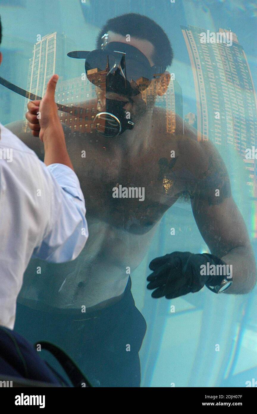 David Blaine taucht sich eine Woche lang in 2,000 Gallonen Salzwasser im Lincoln Center Plaza ein, bevor er für einen Weltrekord in Atem hält. Sein atemberaubendes Finale wird am 8. Mai live im Rahmen eines zweistündigen ABC-Specials mit dem Titel 'Throwned Alive' übertragen. Lincoln Center - New York, NY 5/4/06 Stockfoto