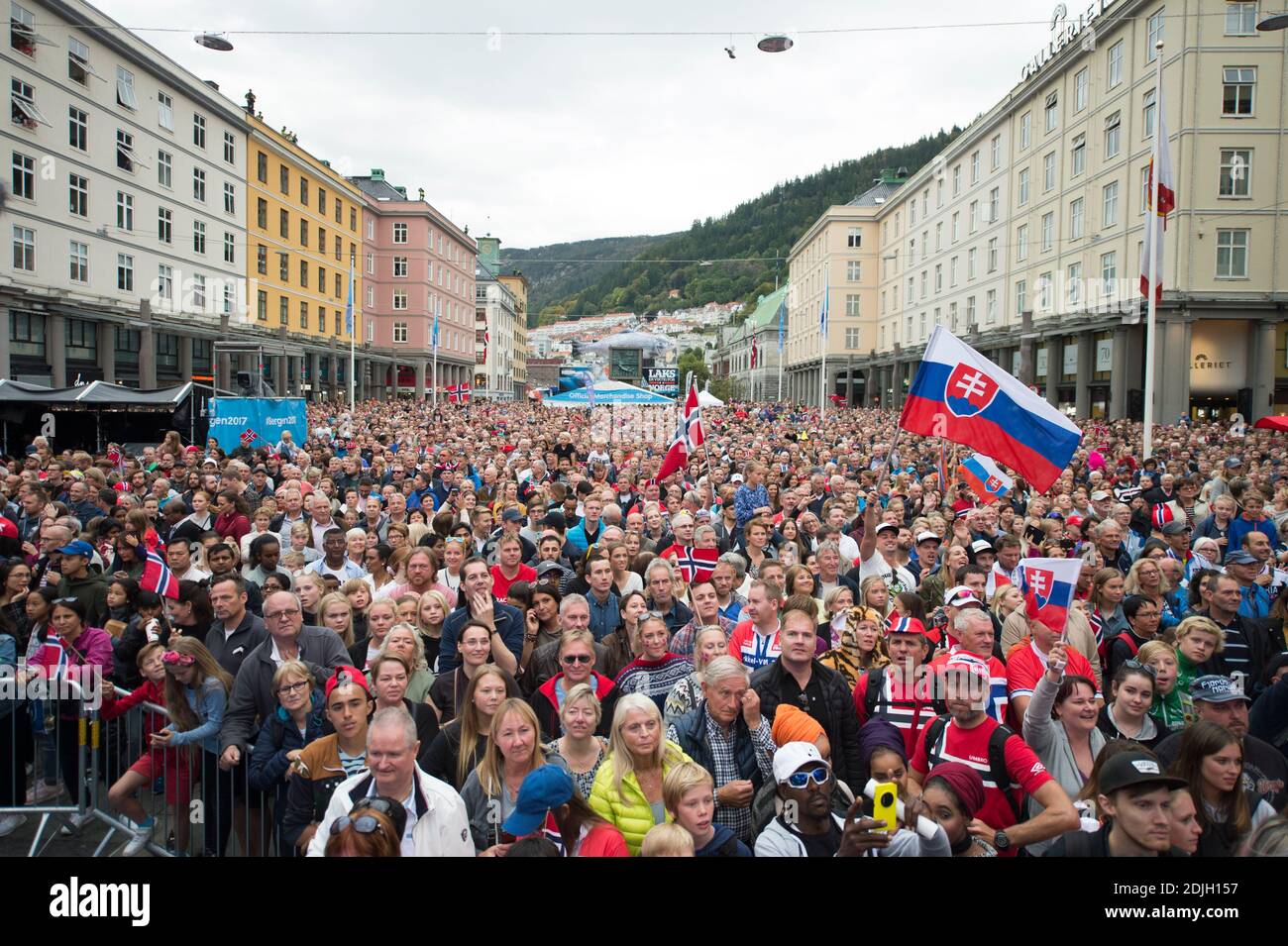 Tausende Radsportfans in Bergen, Norwegen, warten auf die Siegerehrung der UCI Road Cycling World Championships. Stockfoto