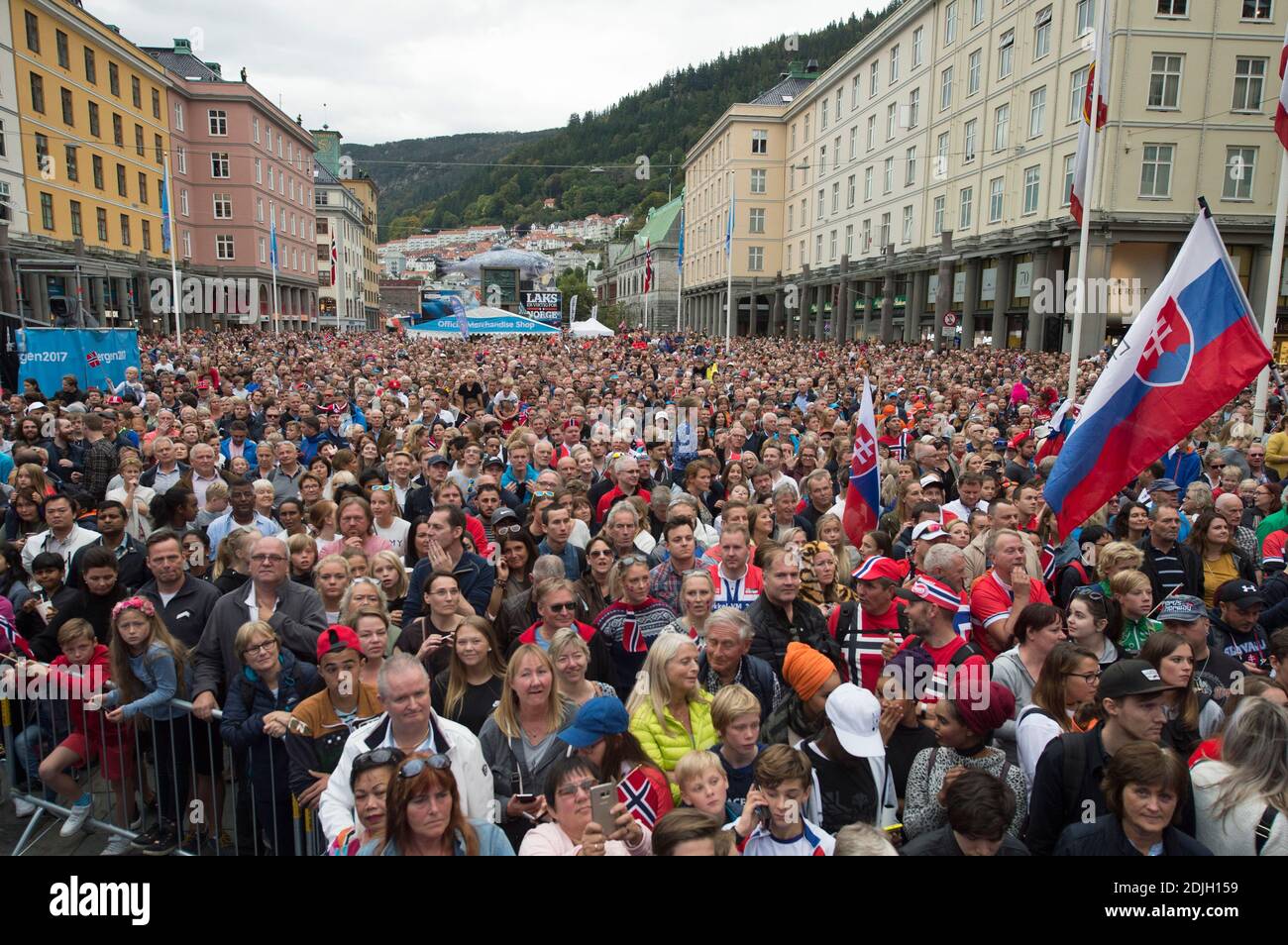 Tausende Radsportfans in Bergen, Norwegen, warten auf die Siegerehrung der UCI Road Cycling World Championships. Stockfoto