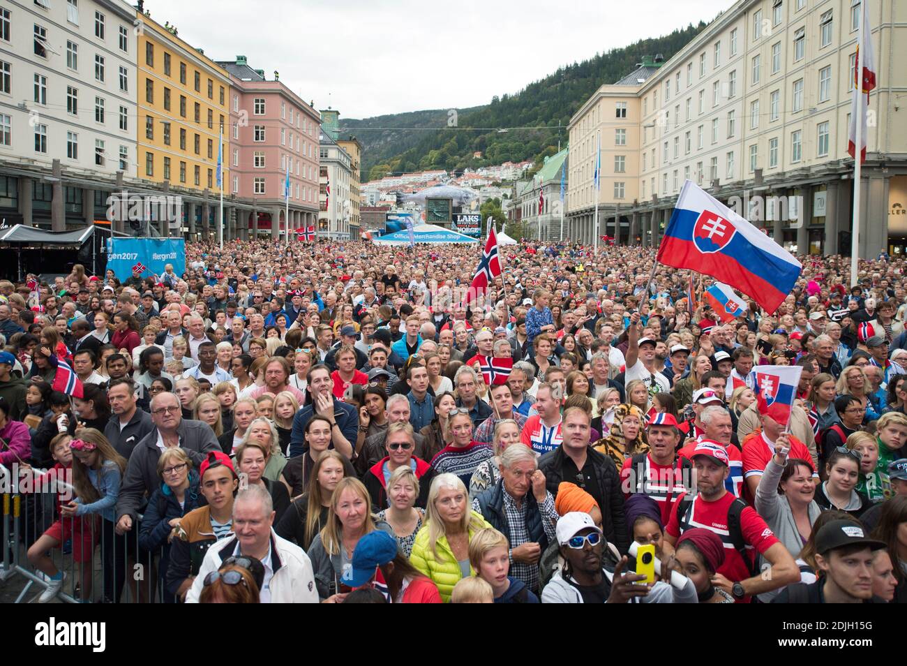 Tausende Radsportfans in Bergen, Norwegen, warten auf die Siegerehrung der UCI Road Cycling World Championships. Stockfoto