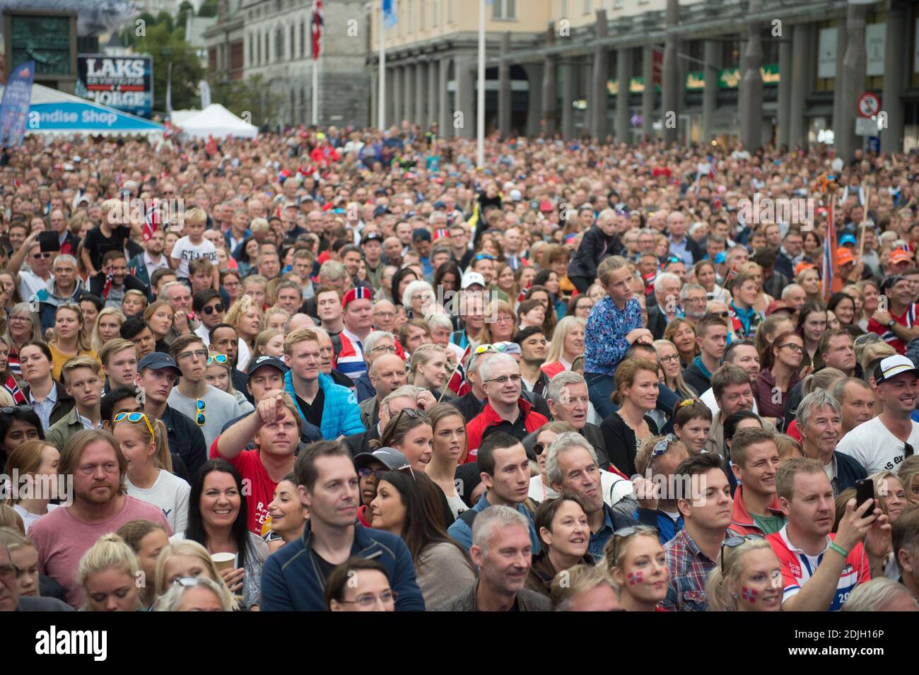 Tausende Radsportfans in Bergen, Norwegen, warten auf die Siegerehrung der UCI Road Cycling World Championships. Stockfoto