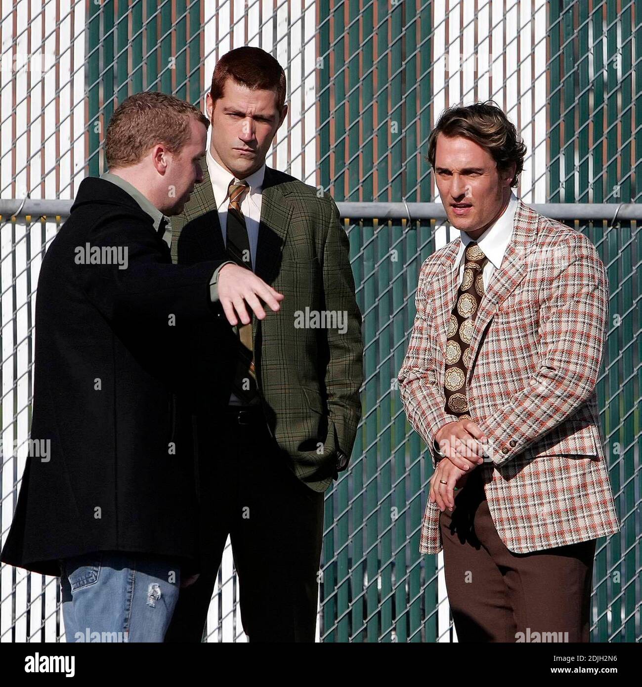 Exklusiv!! Regisseur mcg, links, spricht mit Matthew McConaughey, rechts, und Matthew Fox während der Dreharbeiten von "We are Marshall" am Dienstag, 4. April 2006, in der Nähe von Twin Towers auf Marshalls Campus in Huntington, W.VA [[sbr]] Stockfoto