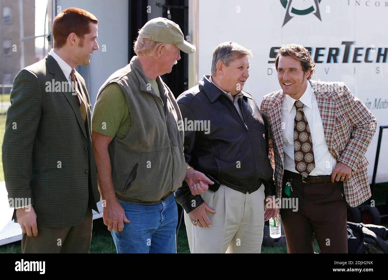 Exklusiv!! Die Schauspieler Matthew McConaughey, rechts, und Matthew Fox, links, sprechen mit den ehemaligen Marshall-Fußballtrainern Jack Lengyel, dem zweiten von rechts, und Red Dawson während einer Drehpause von "We are Marshall" am Dienstag, 4. April 2006, in der Nähe der Twin Towers auf dem Marshall-Campus in Huntington, W.VA Stockfoto