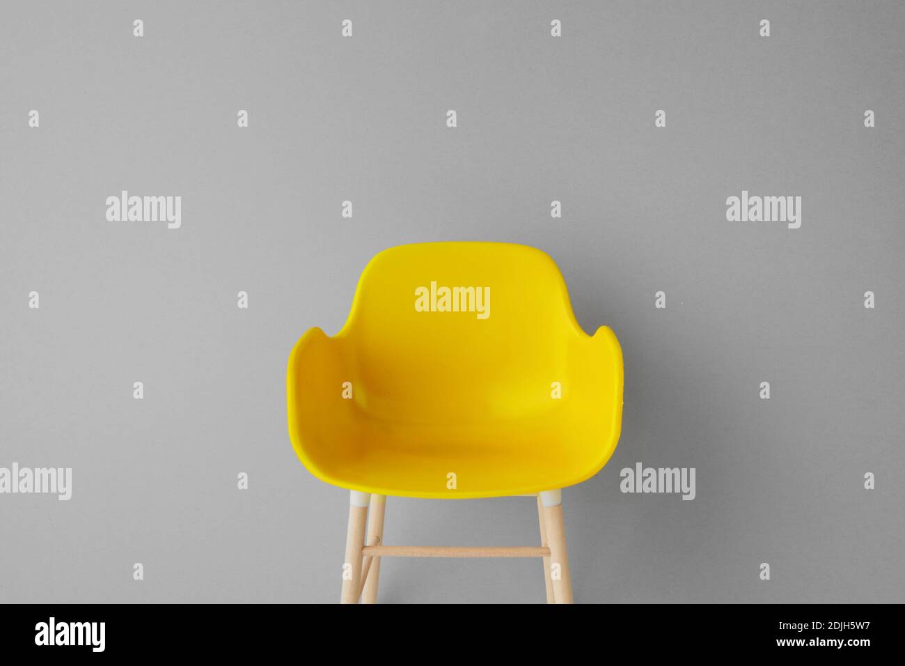 Gelber stuhl -Fotos und -Bildmaterial in hoher Auflösung – Alamy