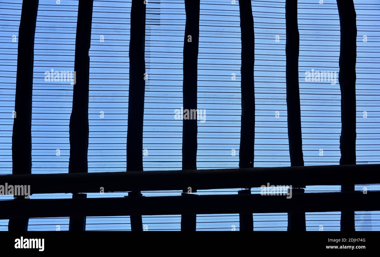 Gitter aus Holzbalken auf dem Dach mit Metallgeflecht. Blauer Himmel. Stockfoto