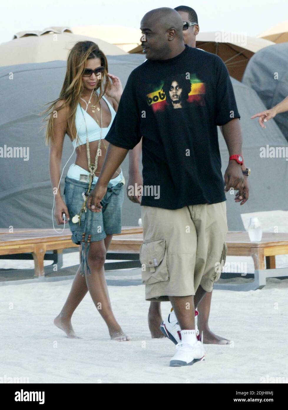 Exklusiv Die Melodien Auf Beyonce Knowles Ipod Mussen Heiss Gewesen Sein Als Sie Ihren Weg Durch Miami Beach Tanzte Der Superstar Freunzte Und Spielte Mit Paparazzi Versteckte Sich Hinter Freund Jay Z Und
