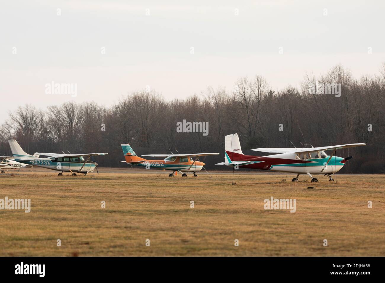 Privatflugzeuge am Flughafen Plum Island an einem Wintertag in Newburyport, Massachusetts, USA. Stockfoto