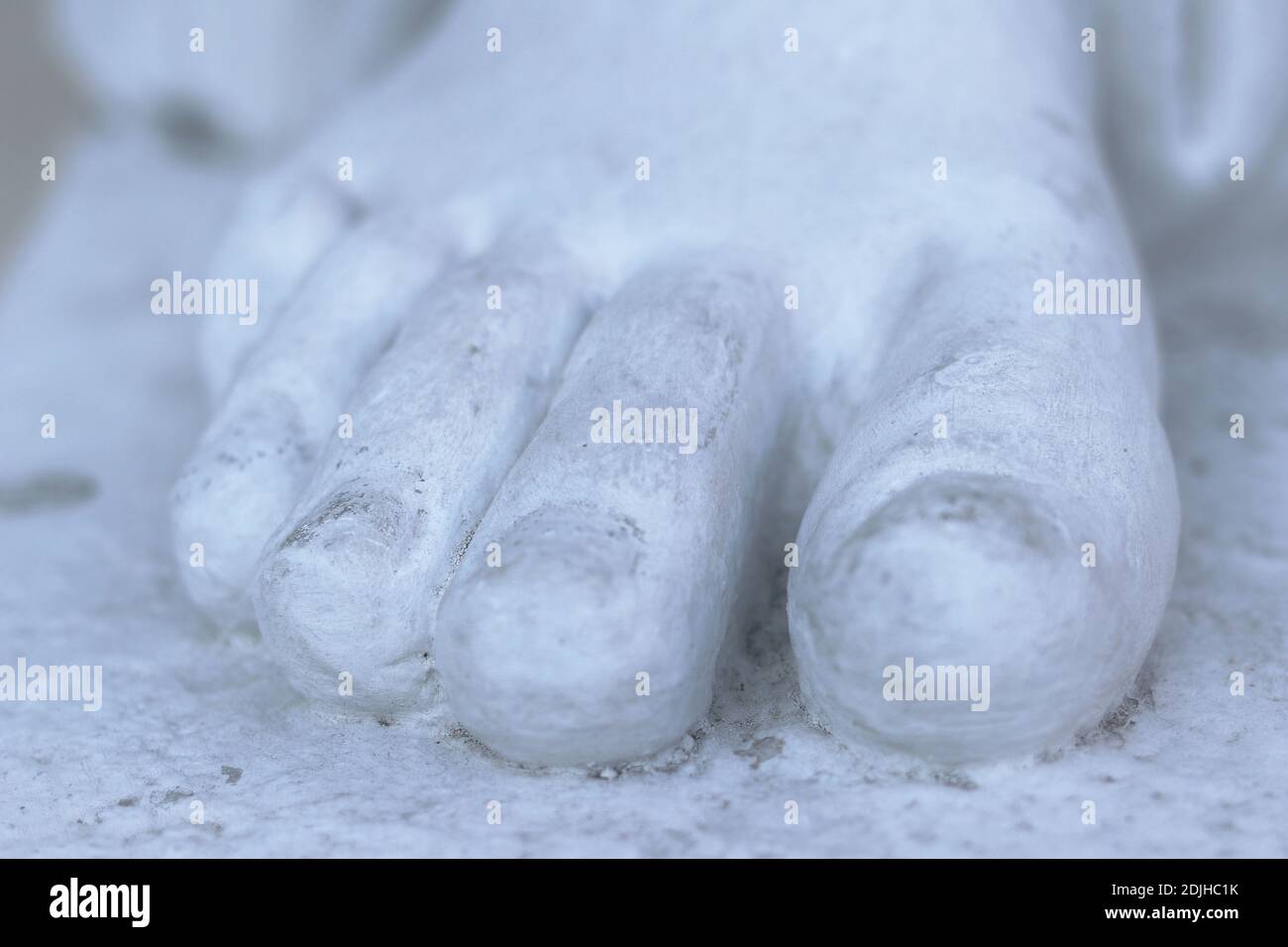 Nahaufnahme des Fußes mit den Fingern des Weißen Steinstatue Stockfoto