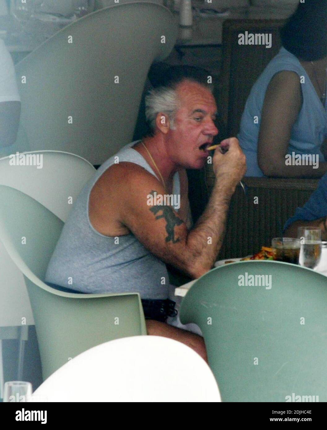 Exklusiv!! Tony Sirico besser bekannt als Pauly Walnüsse aus Hit-TV-Show "The Sopranos", kaut in einem trendigen Miami Beach Hotel, 5/10/06 [[kas mab]] Stockfoto