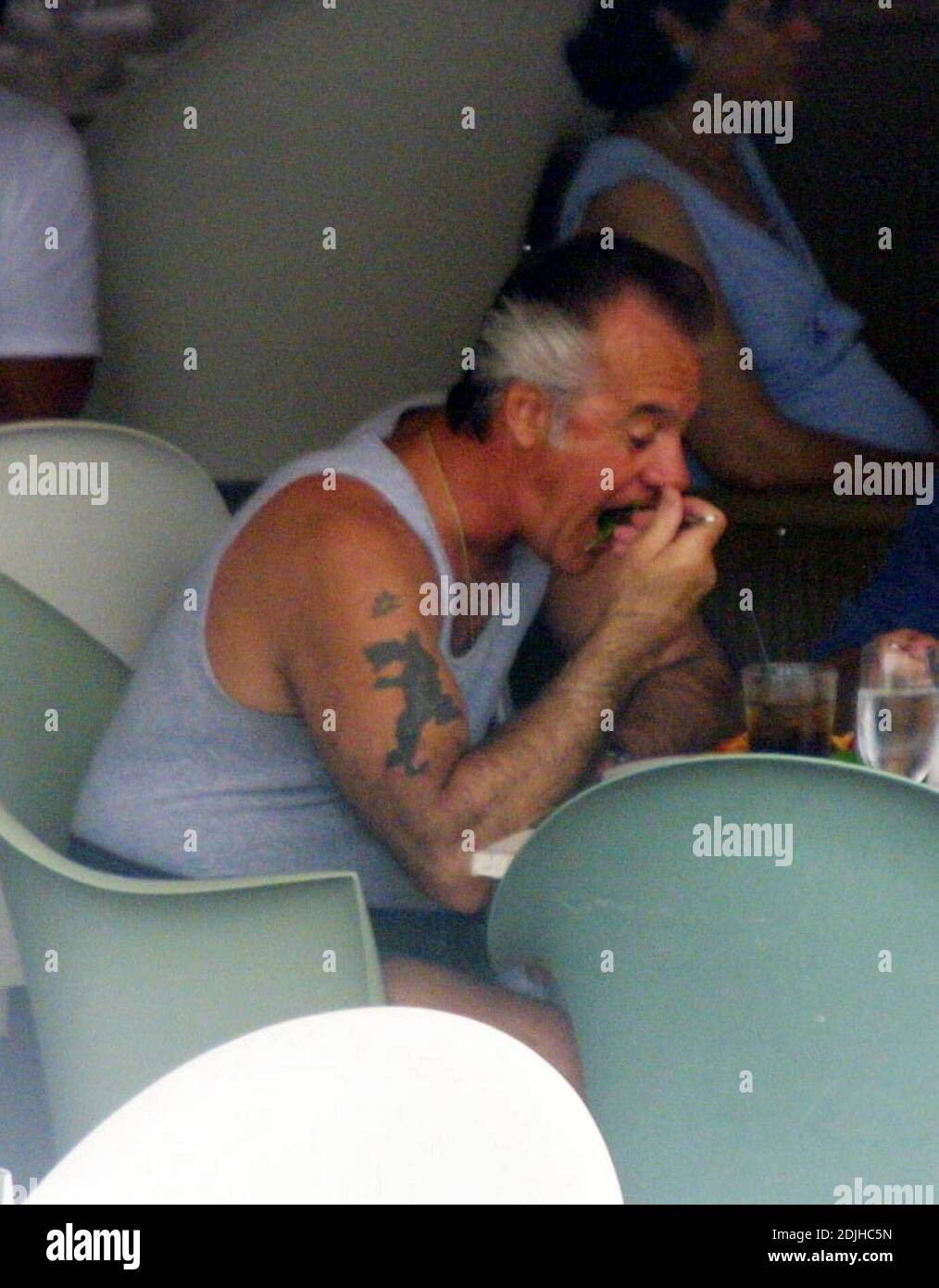 Exklusiv!! Tony Sirico besser bekannt als Pauly Walnüsse aus Hit-TV-Show "The Sopranos", kaut in einem trendigen Miami Beach Hotel, 5/10/06 [[kas mab]] Stockfoto