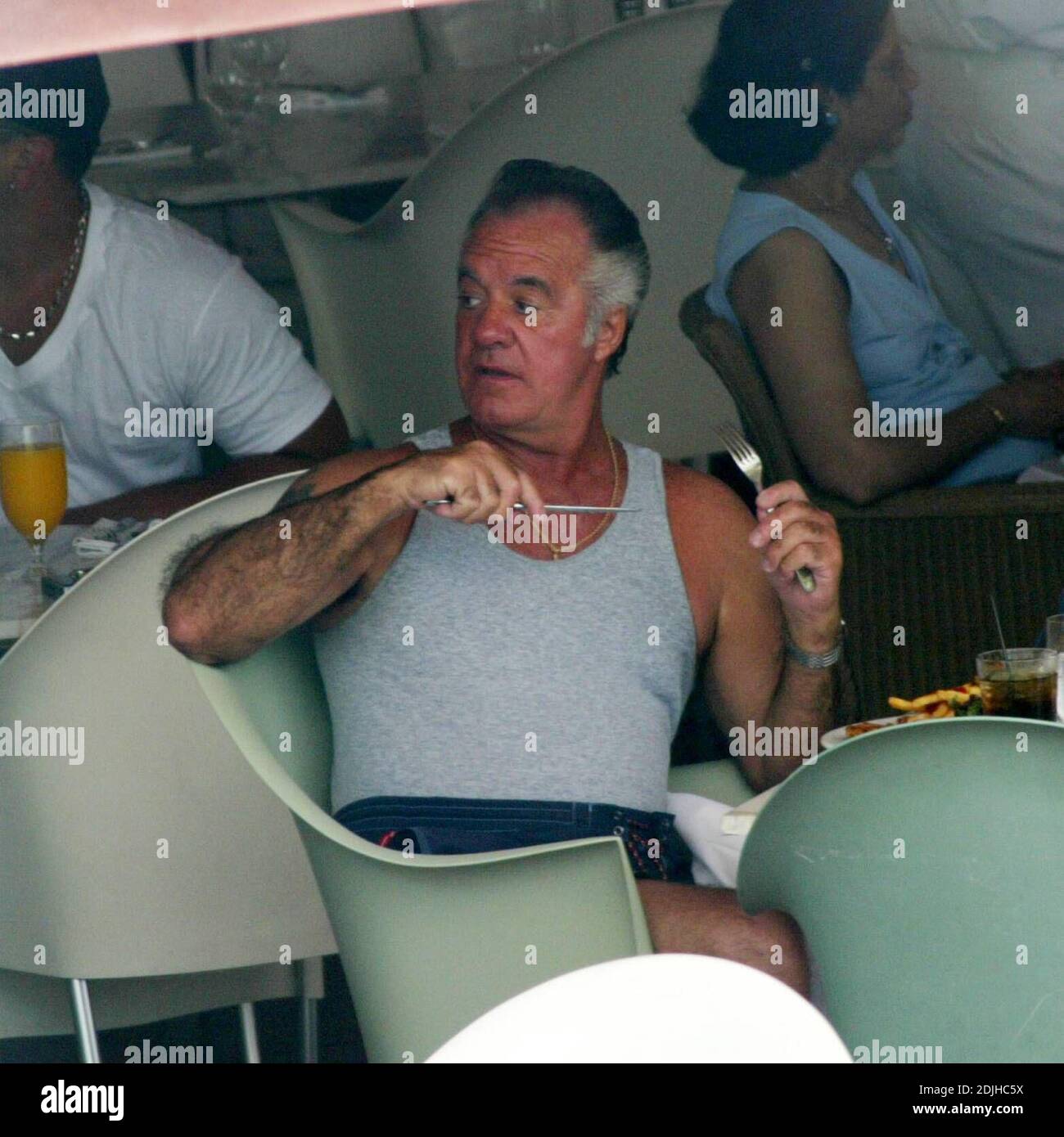 Exklusiv!! Tony Sirico besser bekannt als Pauly Walnüsse aus Hit-TV-Show "The Sopranos", kaut in einem trendigen Miami Beach Hotel, 5/10/06 [[kas mab]] Stockfoto