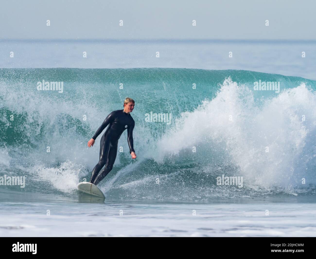 Surfer genießen die Wellen im La Jolla Shores, San Diego, Kalifornien, USA Stockfoto