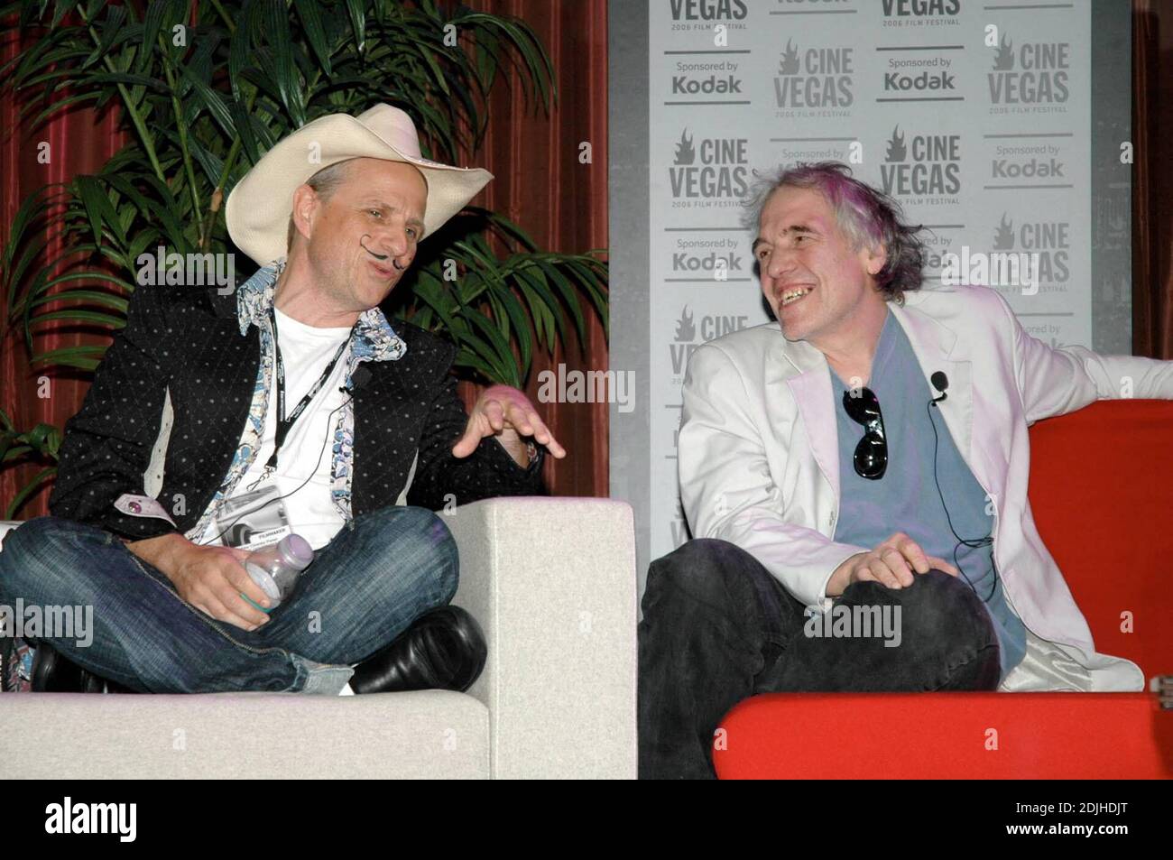 Bobcat Goldthwait und Abel Ferrara ('driller Killer', 'Dangerous Game', 'Mary') während einer Podiumsdiskussion zu 'The Lounge' at the Palms im Rahmen von Cinevegas-Veranstaltungen. Las Vegas, NV 06/11/06 [[kar]] Stockfoto