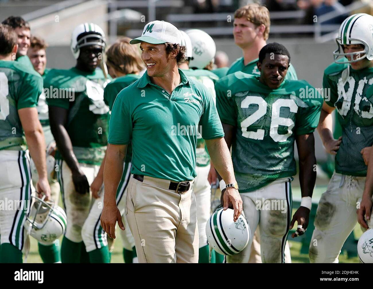 Exklusiv!! Matthew McConaughey, Mitte, porträtiert den Marshall-Fußballtrainer Jack Lengyel anlässlich des Touchdowns seines Teams gegen Xavier am Freitag, den 9. Juni 2006, während der Dreharbeiten zu „We are Marshall“ im Herndon Stadium am Morris Brown College in Atlanta, Ga. Der Film zeigt den Kampf um die Aufrechterhaltung des Fußballprogramms von Marshall nach dem Flugzeugunglück von 1970, bei dem 75 Menschen ums Leben kamen, darunter Fußballspieler, Trainer, Gemeindemitglieder und Flugcrew von Marshall. Stockfoto