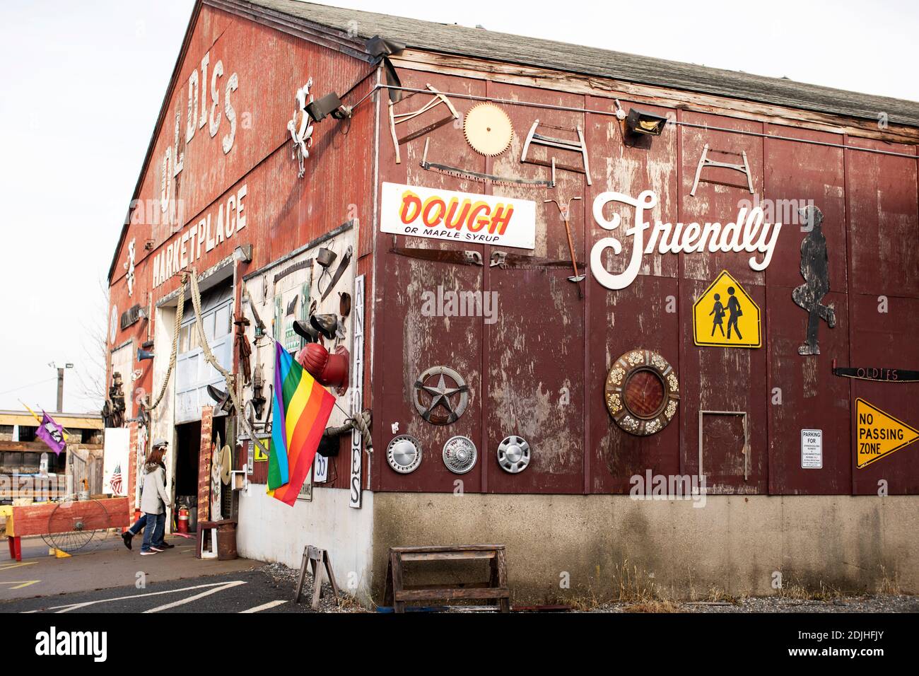Alte Schilder und andere Vintage-Artikel schmücken das Äußere des Oldies Marketplace Antiquitätenladens an der Water Street in Newburyport, Massachusetts, USA. Stockfoto