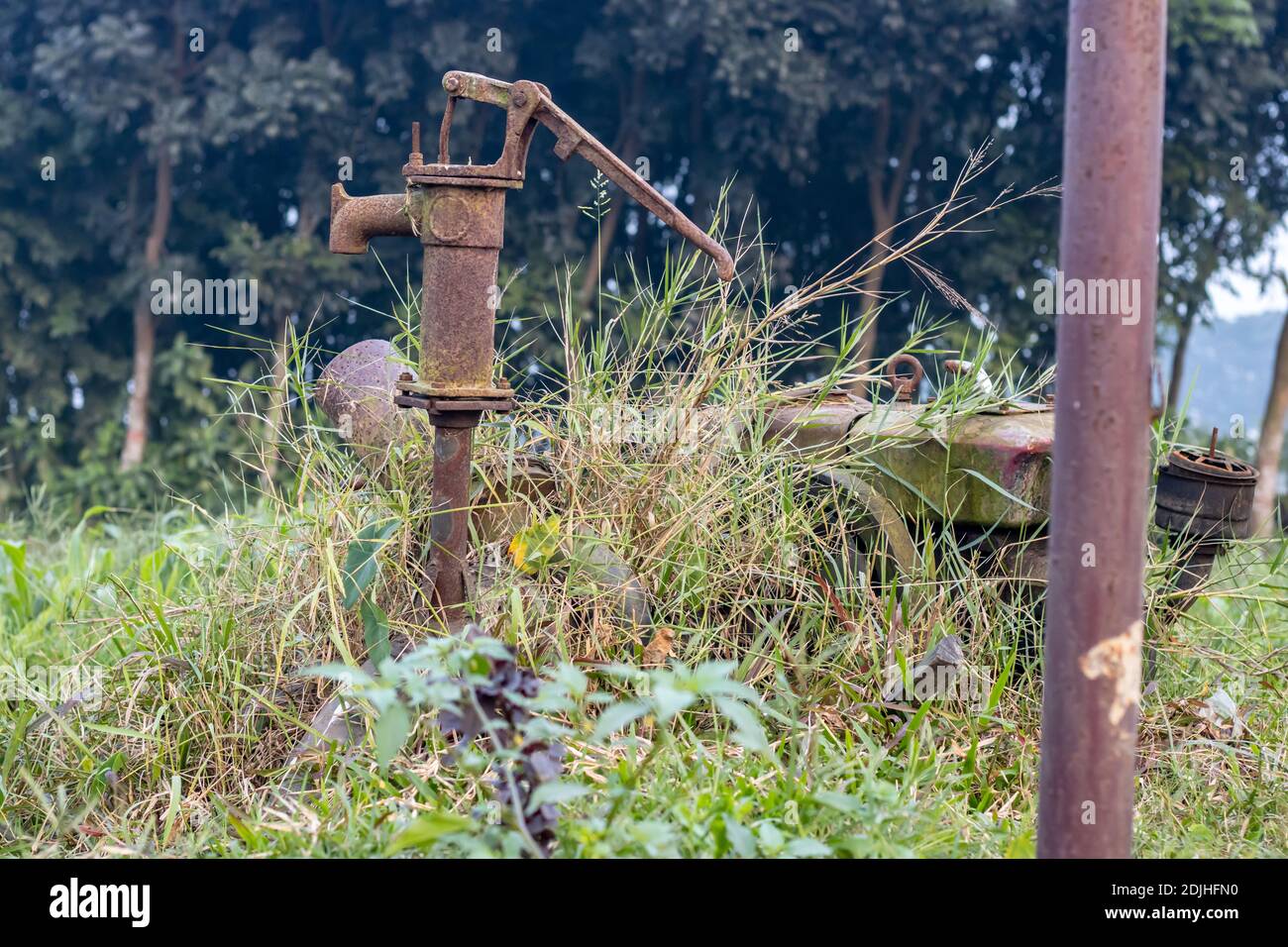 Nutzlose alte rostige Rohr gut mit einer Maschine in einem Ländliche Dorf, das für das Pumpen von Wasser in der verwendet wurde Reisfeld Stockfoto
