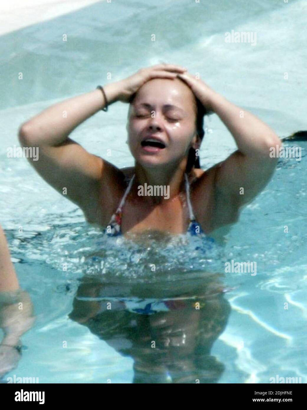 Exklusiv!! Christina Ricci verbringt einen Nachmittag am Pool in einem Hotel in Miami Beach. Die Schauspielerin verbrachte den Tag mit fünf Freundinnen, trank, rauchte, schwamm, Clowned herum und unterhielt sich mit hübschen Poolwärtern. 12/05 Stockfoto