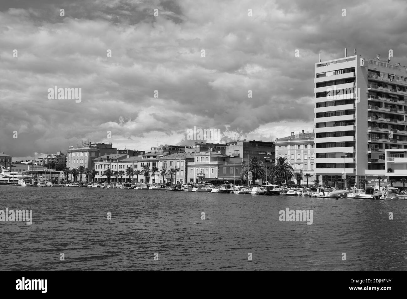 Schwarz-Weiß-Ansicht der Altstadt von Zadar Mit Meerblick und dramatischem Himmel Stockfoto