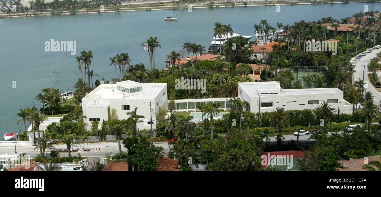 Exklusiv!! Dies ist die Miami Beach Waterfront Villa, die Hulk Hogan & Familie für 12 Millionen Dollar gekauft haben. Das weitläufige 18,000 Quadratfuß große Haus hat 12 Schlafzimmer, 12 Badezimmer und eine Bootsanlegestelle. Nach Angaben der New York Post, es hat auch einen 5,000 Quadratfuß maßgeschneiderte Wrestling Ring. Nachbarn finden die Menge an MTV-Aktivitäten schwer anzupassen, wie die Hogans Film eine Episode von Hulks Reality-Show auf dem Grundstück. 19/06 Stockfoto