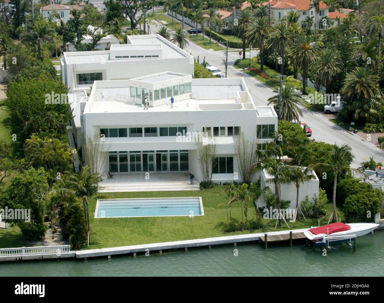 Exklusiv!! Dies ist die Miami Beach Waterfront Villa, die Hulk Hogan & Familie für 12 Millionen Dollar gekauft haben. Das weitläufige 18,000 Quadratfuß große Haus hat 12 Schlafzimmer, 12 Badezimmer und eine Bootsanlegestelle. Nach Angaben der New York Post, es hat auch einen 5,000 Quadratfuß maßgeschneiderte Wrestling Ring. Nachbarn finden die Menge an MTV-Aktivitäten schwer anzupassen, wie die Hogans Film eine Episode von Hulks Reality-Show auf dem Grundstück. 19/06 Stockfoto