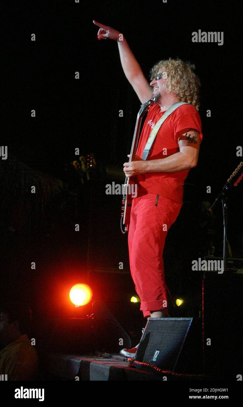 Rocker Sammy Hagar tritt in West Palm Beach im Sound Advice Amphitheatre mit Spezialgast Michael Anthony von Van Halen auf. 06/16/06 Stockfoto