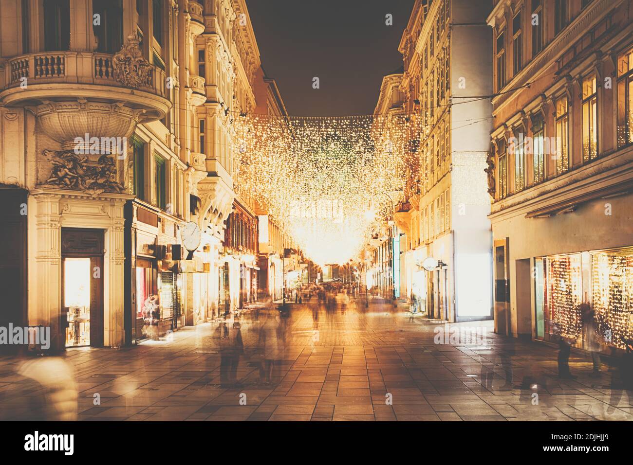 Wiener Kohlmarkt Straße in der Nacht und weihnachten. Die exklusivste Einkaufsstraße in der Innenstadt der Hauptstadt Österreich in Europa. Stockfoto