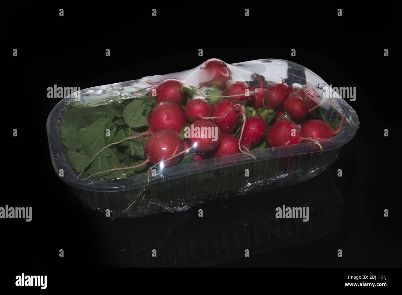 Radieschen Gemüse in Kunststoff eingewickelt Stockfoto