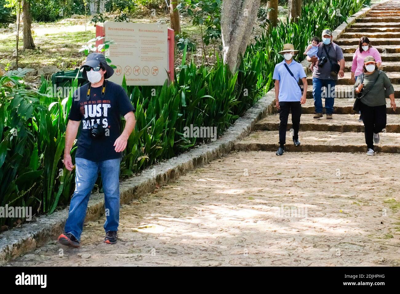 Besucher mit Gesichtsmasken besuchen Uxmal Maya Ruinen in Yucatan Mexiko während der Covid-19 Pandemie, Dezember 2020. Stockfoto