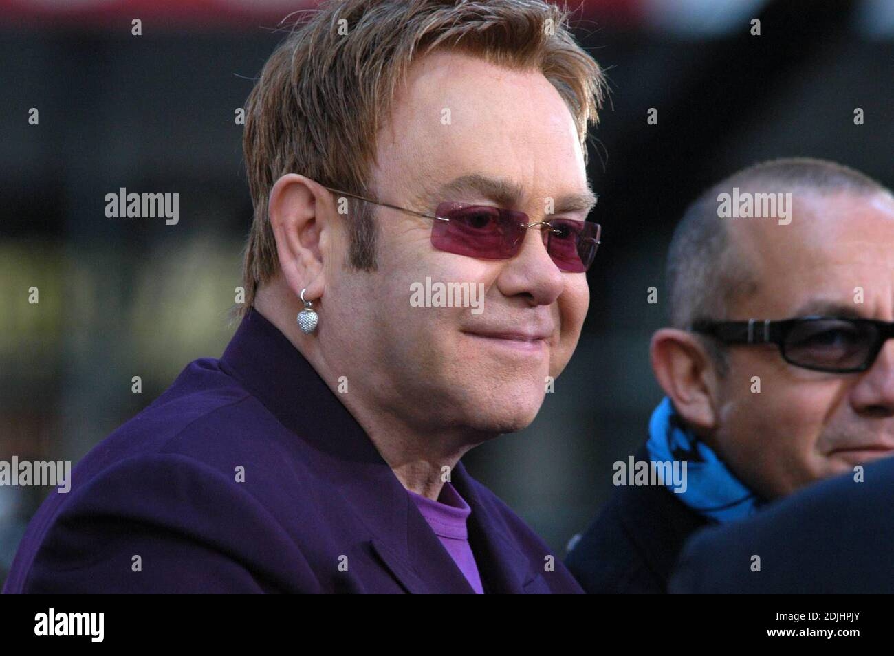 Sir Elton John fliegt mit seinen Pailletten-Union Jack-Schuhen auf der NBC's 'The Today Show' mit Katie Couric und Matt Lauer in den NBC Studios - New York, NY 25/06 Stockfoto