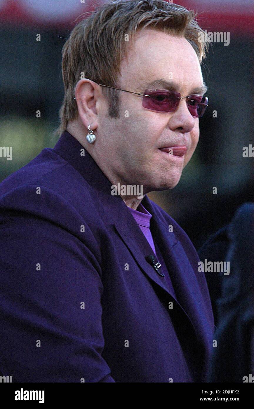 Sir Elton John fliegt mit seinen Pailletten-Union Jack-Schuhen auf der NBC's 'The Today Show' mit Katie Couric und Matt Lauer in den NBC Studios - New York, NY 25/06 Stockfoto