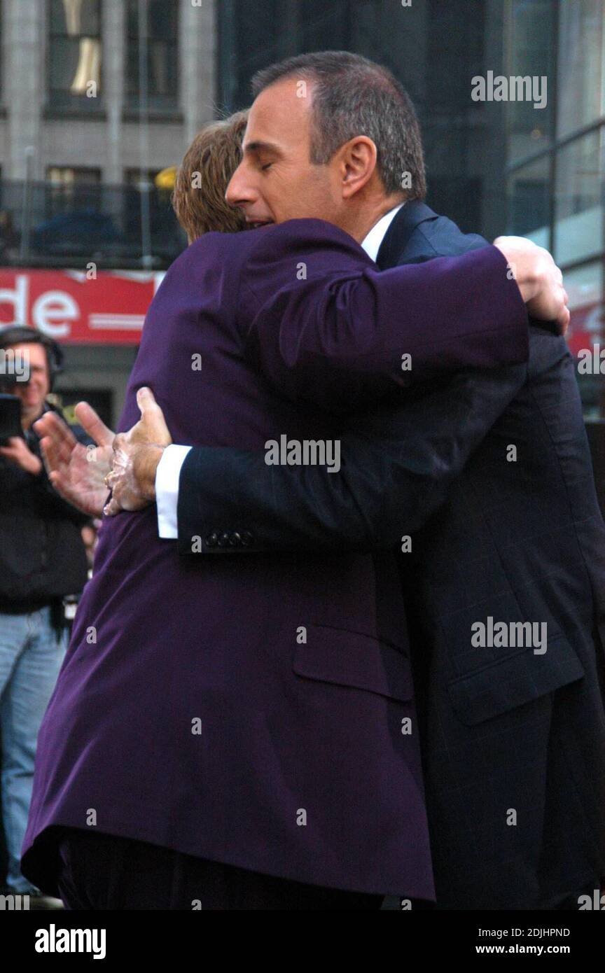 Sir Elton John fliegt mit seinen Pailletten-Union Jack-Schuhen auf der NBC's 'The Today Show' mit Katie Couric und Matt Lauer in den NBC Studios - New York, NY 25/06 Stockfoto