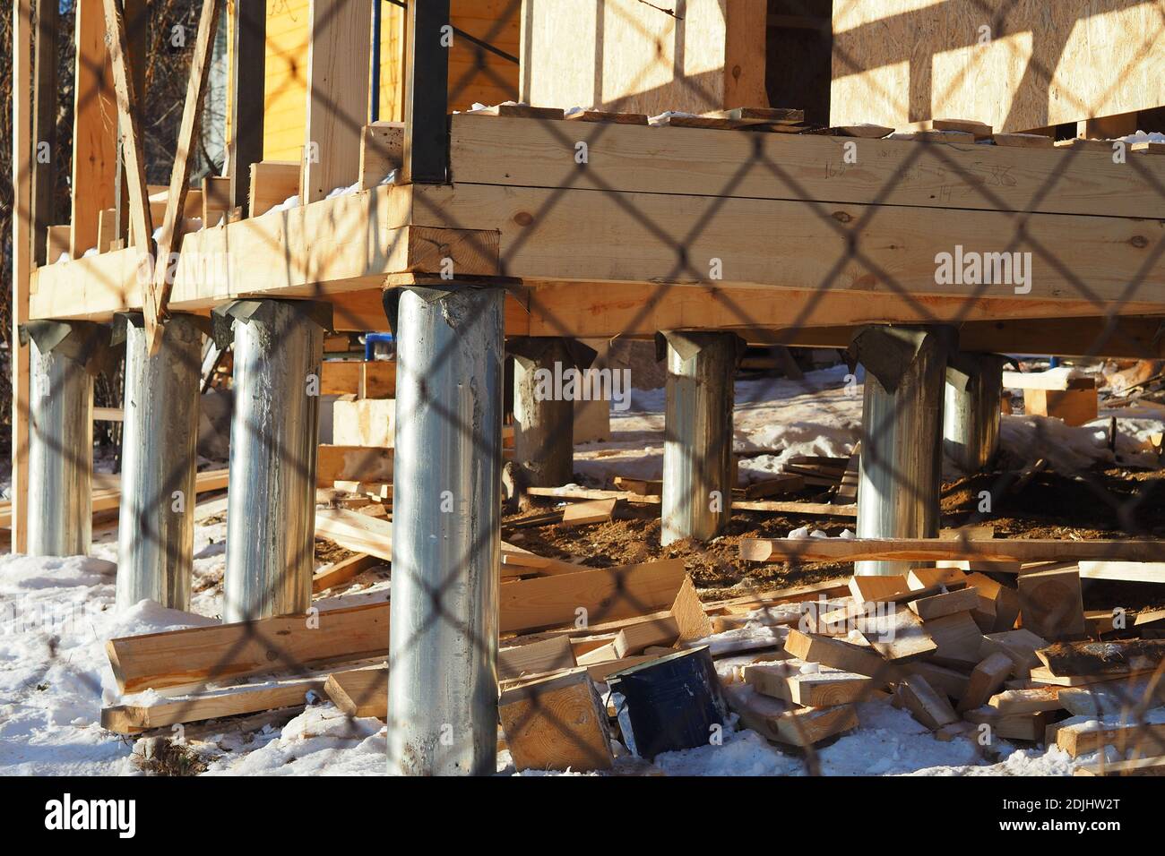 Ein Haus aus einem Balken auf Stelzen bauen. Stockfoto